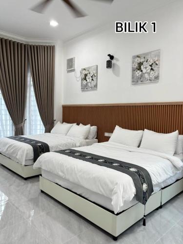 Ένα ή περισσότερα κρεβάτια σε δωμάτιο στο Homestay Teratak Kediaman Aishah