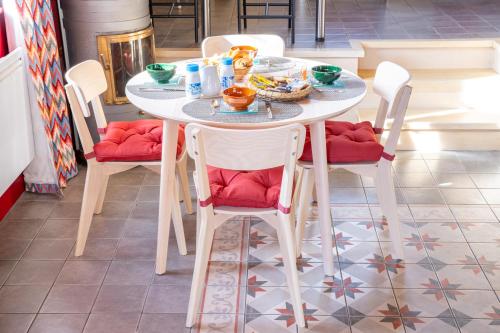 a white table with chairs with food on it at À La Motte Cinema, Park BY PRIMO C0NCIERGERIE in Cuisery