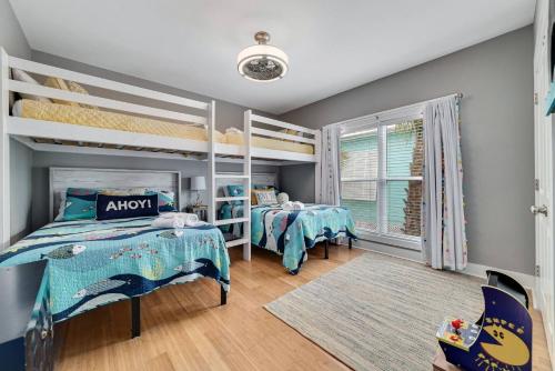 Кровать или кровати в номере 5003 Rookery 3 Sea Pearl with 2 pools beach access beach tent wagon chairs etc