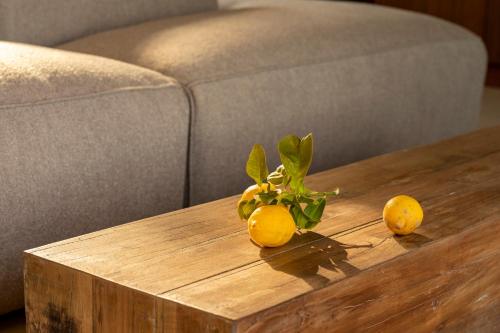 two lemons on a coffee table on a couch at Botanico Villa & Suites in Specchiolla 