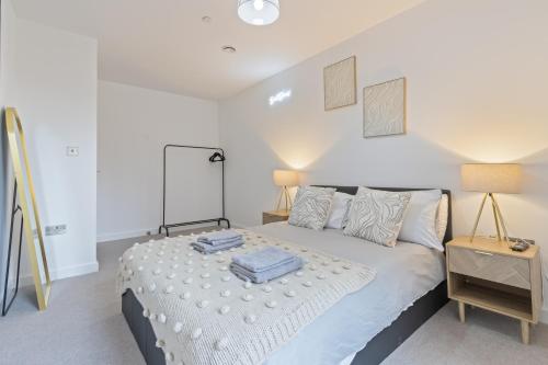 Postel nebo postele na pokoji v ubytování York Elegant Central Flat - Sleeps 5 - Gym