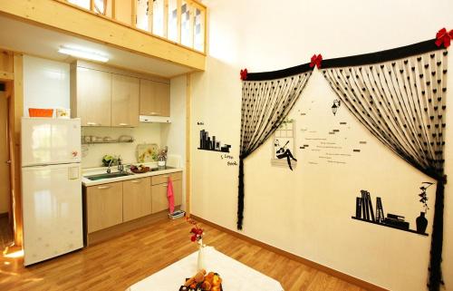 a kitchen with a curtain hanging in a room at Cheongju Okhwadaestory Pension in Cheongju