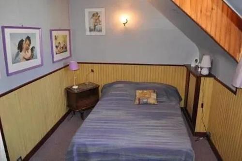 - une chambre avec un lit et un escalier dans l'établissement Maison confortable au Tréport, 80 m² avec jardin, au Tréport