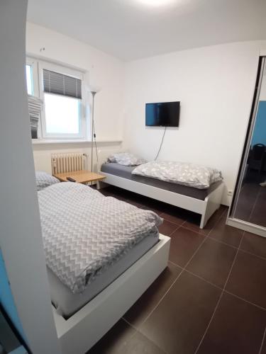 two beds in a room with a mirror at Center Apart Hannover in Hannover