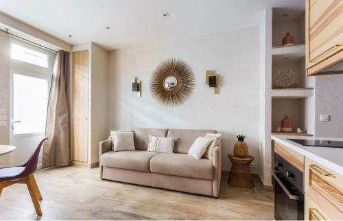 un salon avec un canapé et un miroir dans l'établissement Nation Charonne Beautiful Apartment 4P 1BR, à Paris