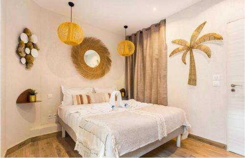 une chambre avec un grand lit blanc et un miroir dans l'établissement Nation Charonne Beautiful Apartment 4P 1BR, à Paris