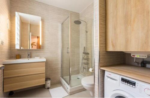 une salle de bain avec une douche, des toilettes et un lavabo dans l'établissement Nation Charonne Beautiful Apartment 4P 1BR, à Paris