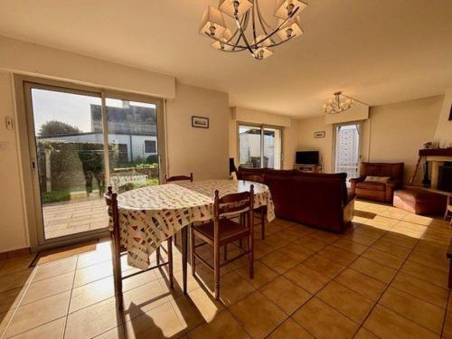 un salon avec une table et un canapé dans l'établissement Maison familiale 5P, proche plage, quartier Port Haliguen, terrasse sud-ouest, parking, WIFI inclus - FR-1-478-238, à Quiberon
