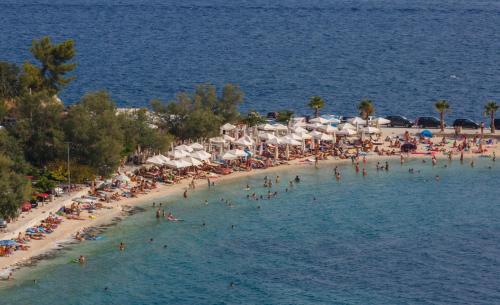 Marjan hill 3-BR apt,5 guests private garden near beach