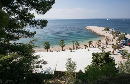 Marjan hill 3-BR apt,5 guests private garden near beach