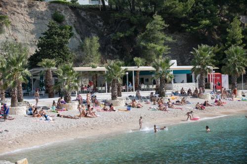 Marjan hill 3-BR apt,5 guests private garden near beach