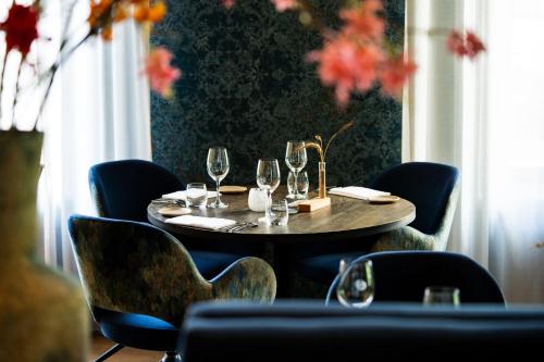 a table in a restaurant with wine glasses on it at Hotel Villa Ruimzicht in Doetinchem