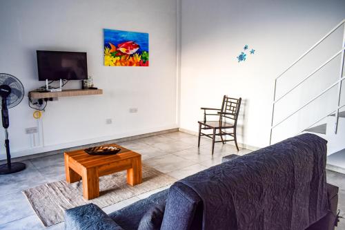 Una televisión o centro de entretenimiento en Wild Vanilla Apartment