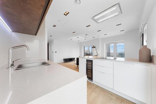 Kuchyň nebo kuchyňský kout v ubytování CENTRAL LONDON STAY-Fabulous Ultra-Central London Luxury Designer Two Bedroom-POOL-GYM-Full AC