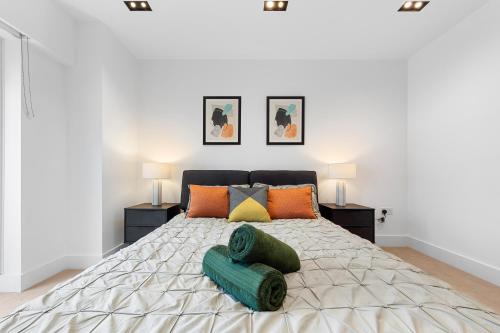 Postel nebo postele na pokoji v ubytování CENTRAL LONDON STAY-Fabulous Ultra-Central London Luxury Designer Two Bedroom-POOL-GYM-Full AC