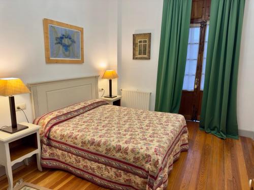 Una cama o camas en una habitación de Hotel Palacio de Libardon