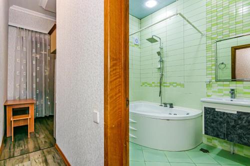 Koupelna v ubytování Hollywood Apartment İn The Targovu