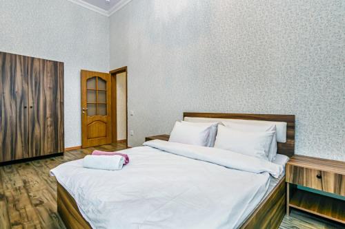 Postel nebo postele na pokoji v ubytování Hollywood Apartment İn The Targovu