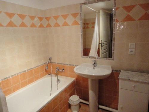 une salle de bain avec un lavabo, une baignoire et un miroir dans l'établissement Studio charmant au cœur de Valensole avec accès piscine - FR-1-822-1, à Brunet