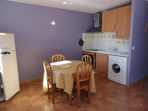 une cuisine avec une table et des chaises dans une cuisine dans l'établissement Studio familial paisible avec piscine au cœur de Valensole - FR-1-822-3, à Brunet