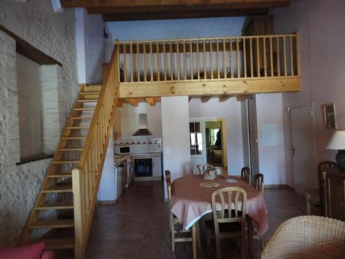 - un salon avec une table et un escalier en bois dans l'établissement Gîte spacieux pour 9 au cœur du plateau de Valensole - FR-1-822-4, à Brunet