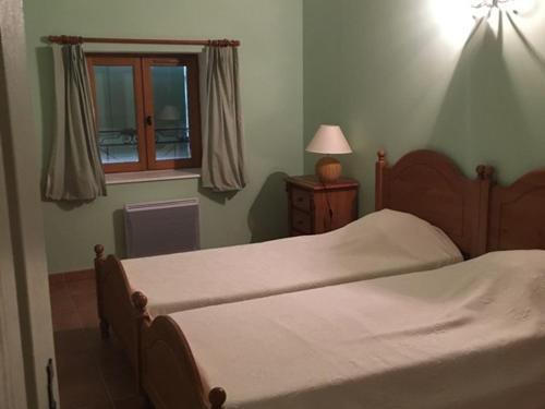 deux lits jumeaux dans une chambre avec fenêtre dans l'établissement Gîte spacieux pour 9 au cœur du plateau de Valensole - FR-1-822-4, à Brunet