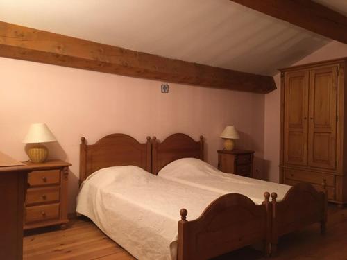 - une chambre avec un lit, deux commodes et deux lampes dans l'établissement Gîte spacieux pour 9 au cœur du plateau de Valensole - FR-1-822-4, à Brunet