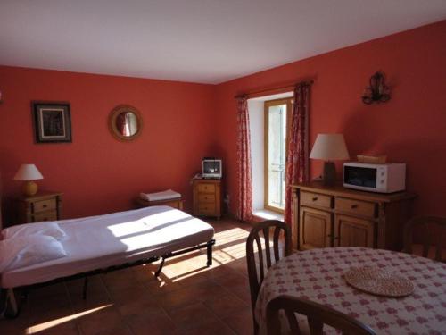 une chambre avec un lit, une table et une fenêtre dans l'établissement Studio cosy au cœur des lavandes, piscine, proche Village - FR-1-822-5, à Brunet