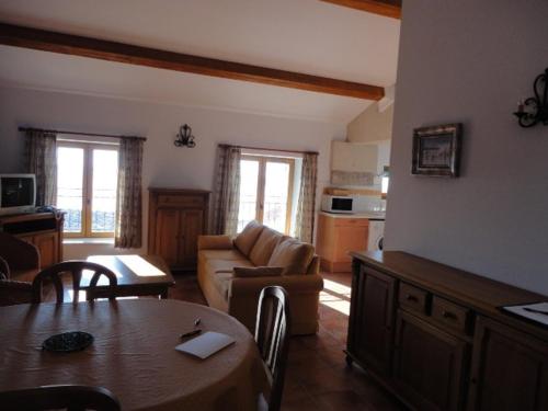 un salon avec une table et un canapé dans l'établissement Gîte familial confortable au cœur de Valensole - FR-1-822-8, à Brunet