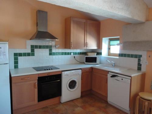 une cuisine avec une machine à laver et un évier dans l'établissement Appartement spacieux au coeur de Valensole avec piscine - FR-1-822-11, à Brunet