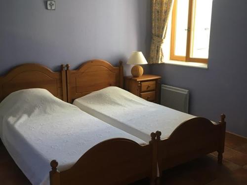 deux lits jumeaux dans une chambre avec fenêtre dans l'établissement Gîte au coeur du plateau de Valensole avec piscine - FR-1-822-9, à Brunet