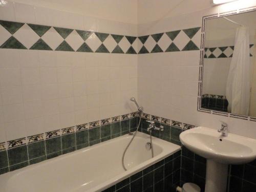 une salle de bain avec un lavabo et une baignoire et un lavabo dans l'établissement Studio cosy avec piscine au cœur du plateau de Valensole - FR-1-822-13, à Brunet