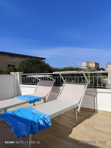 two chairs sitting on top of a balcony at La Perla Amantea - Rooms & Apartaments in Amantea