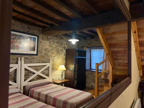 Una cama o camas en una habitación de Hotel Palacio de Libardon