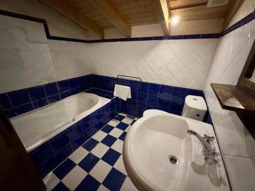 Un baño de Hotel Palacio de Libardon