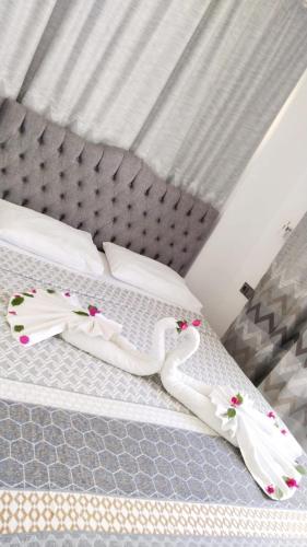 Zwei Schwanenhandtücher sitzen auf einem Bett in der Unterkunft Side Boutique Hotel in Side