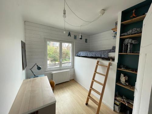 Cette petite chambre comprend un bureau et des lits superposés. dans l'établissement La Maison de la Plage-100m Plage du Casino, à Saint-Quay-Portrieux