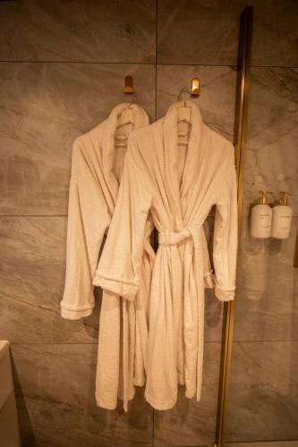 La salle de bains est pourvue d'une douche et de 2 serviettes. dans l'établissement Spa beige room, à Berstett