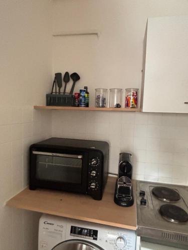 un micro-ondes posé sur un comptoir dans une cuisine dans l'établissement Studio au California Palace, à Cannes