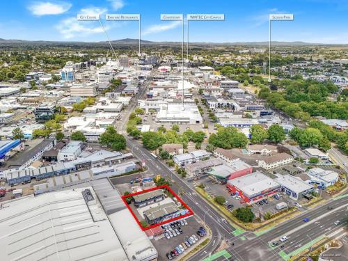 an overhead view of a city with a parking lot at Inner City Location, Modern & Stylish #6 -By KOSH BNB in Hamilton