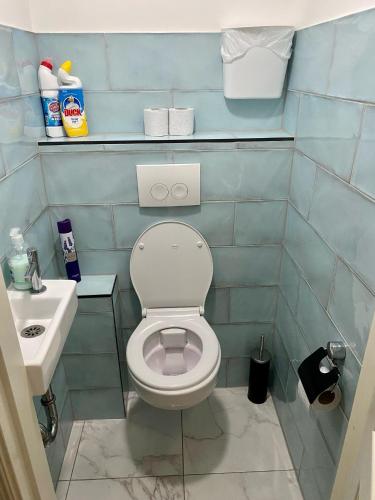 a small bathroom with a toilet and a sink at Rotterdam Inn in Rotterdam