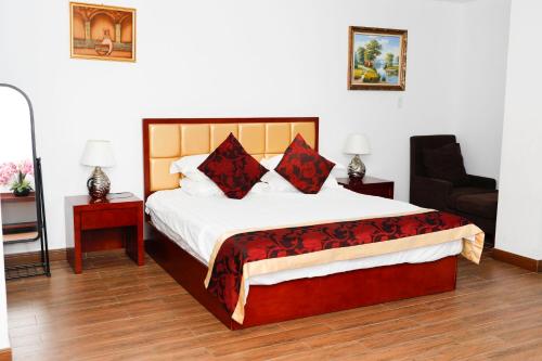 Postel nebo postele na pokoji v ubytování Kings Pavilion Suites Hotel