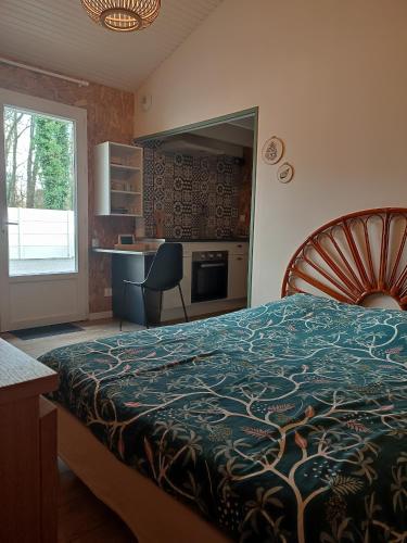 Ένα ή περισσότερα κρεβάτια σε δωμάτιο στο Charmant Studio avec Jardin au Cœur de la Nature