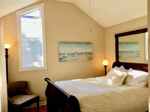 Ένα ή περισσότερα κρεβάτια σε δωμάτιο στο Charming Garden Cottage