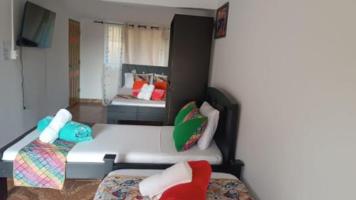 a room with a couch and a bed and a mirror at Alojamiento el jardin in Filandia
