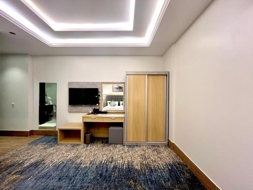 an office room with a desk and a sliding door at فندق سفن دريم in Al Kharj