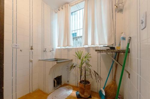 Ένα μπάνιο στο Apartamento amplo e confortável em Maringá