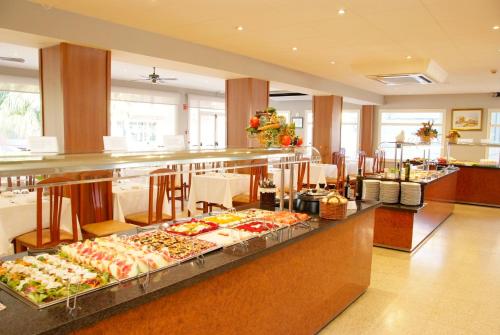 een buffet lijn met veel verschillende soorten eten bij Hotel Nereida in L'Estartit