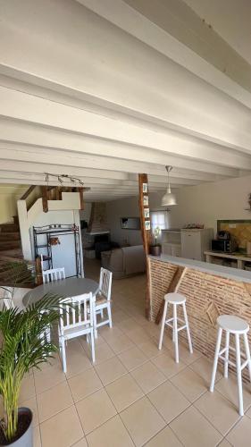 une pièce avec une table et des chaises et une cuisine dans l'établissement Country home, à Riocaud