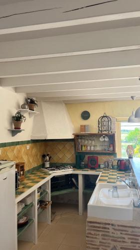 une cuisine avec un évier et un plan de travail dans l'établissement Country home, à Riocaud